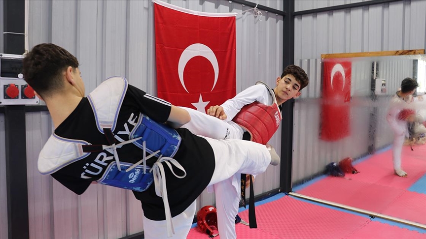 Türkiye şampiyonluğunu hedefleyen tekvandocu kardeşleri antrenör babaları çalıştırıyor