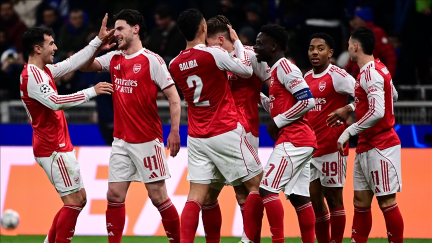 Premier Lig'de Arsenal, rakiplerinin puan kaybettiği haftada liderliğini pekiştirdi
