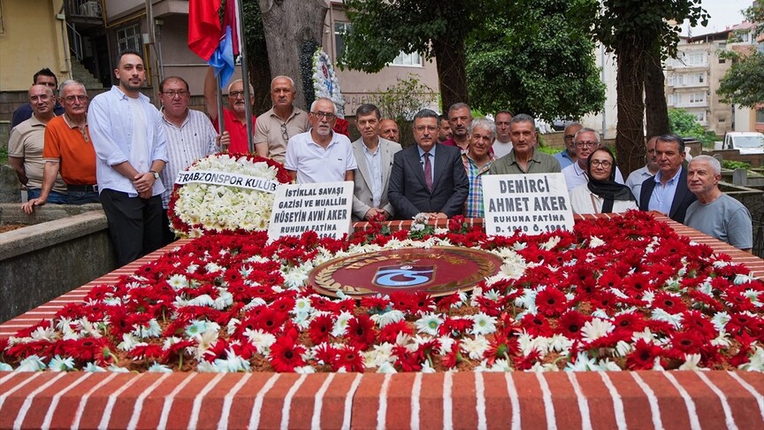 Trabzonspor'un ilk stadyumuna ismi verilen Hüseyin Avni Aker mezarı başında anıldı