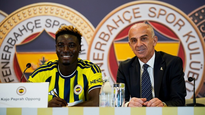 Fenerbahçe, yeni transferi Oppong için imza töreni düzenledi