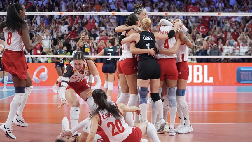 A Milli Kadın Voleybol Takımı, İtalya'yı 3-2 yenerek Avrupa şampiyonu oldu