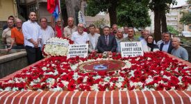 Trabzonspor'un ilk stadyumuna ismi verilen Hüseyin Avni Aker mezarı başında anıldı