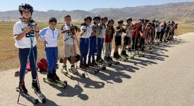 Hakkari'de sporcular, asfalt yolda antrenman yaparak kışın yapılacak yarışlara hazırlanıyor