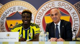 Fenerbahçe, yeni transferi Oppong için imza töreni düzenledi
